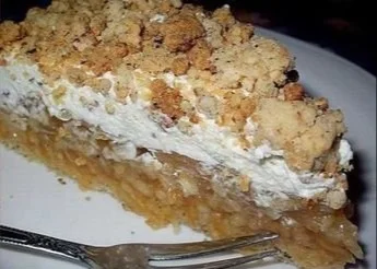 Apfel-Nusskuchen mit Vanillepudding dekoriert auf einem Tisch