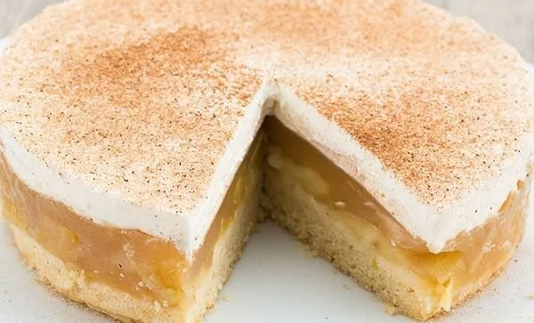 Deliziosa Apfel-Sahne-Torte mit frischen Äpfeln und Sahnefüllung