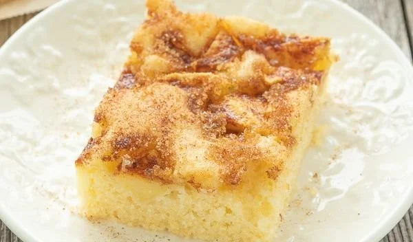 Saftiger Apfelkuchen auf dem Blech nach einfachem Rezept