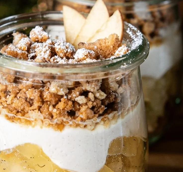 Leckerer Apfelkuchen im Glas mit frischen Äpfeln und Zimt