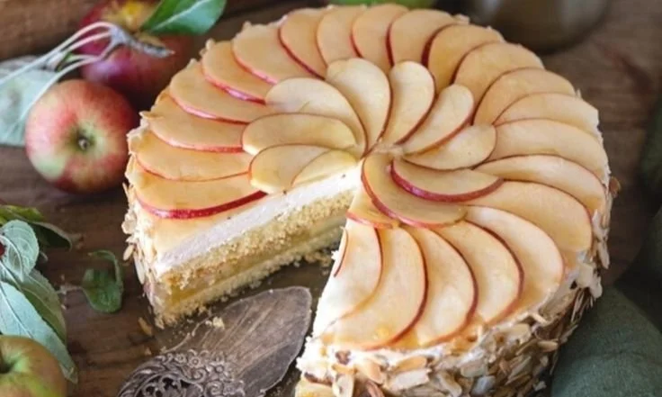 Apfeltorte mit Mascarpone-Creme und Apfelmus-Füllung auf einem Teller