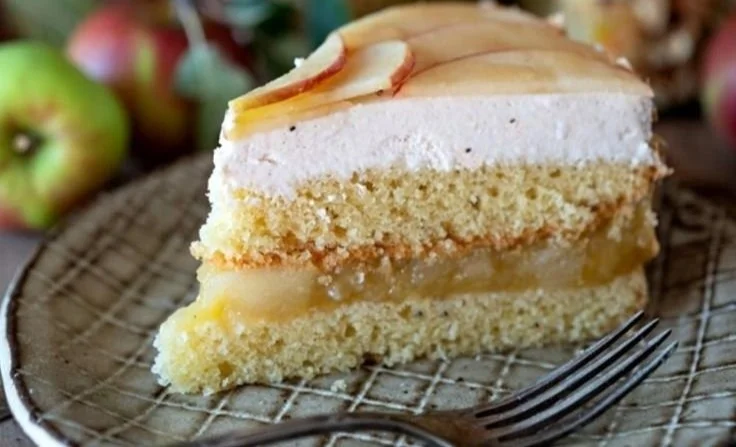 Apfeltorte mit Mascarpone-Creme und Apfelmus-Füllung