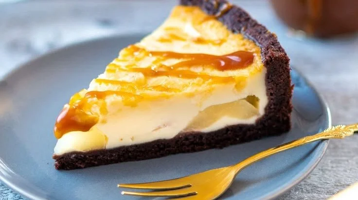 Birnen-Schmand-Kuchen mit Karamellsoße