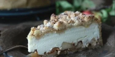 Bratapfel-Käsekuchen mit Zimt und Mandeln, frisch aus dem Ofen.