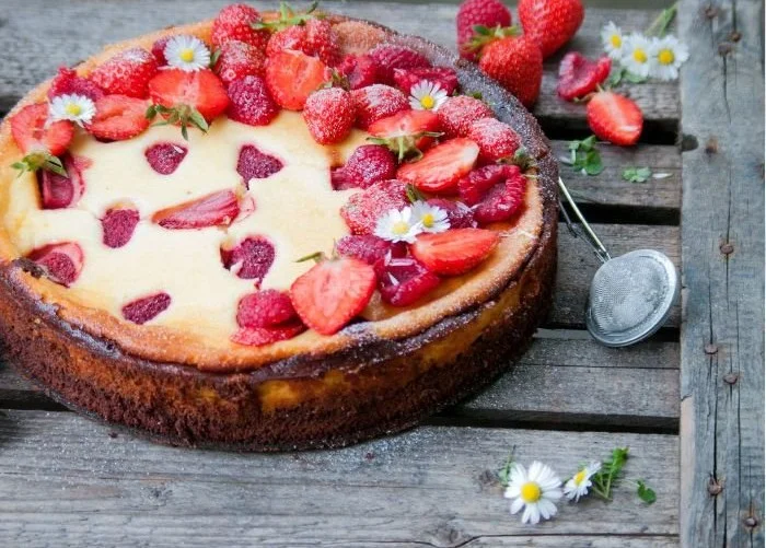 Brownie Käsekuchen mit Himbeeren und Erdbeeren