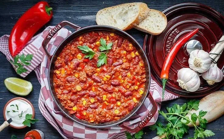 Eine Schüssel Chili con Carne mit Bohnen und Gewürzen.
