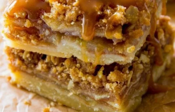 Karamell-Apfelkuchen-Riegel mit gesalzener Karamellsoße auf einem Teller