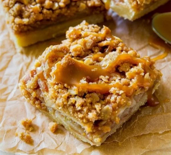 Diese gesalzenen Karamell-Apfelkuchen-Riegel sind umwerfend lecker! So viel einf...