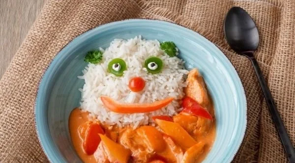 Hähnchen in cremiger Paprika-Sahne-Sauce auf einem Teller garniert