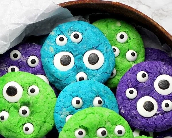 Leckere Halloween-Kekse in verschiedenen Formen und Farben für die Feierlichkeiten