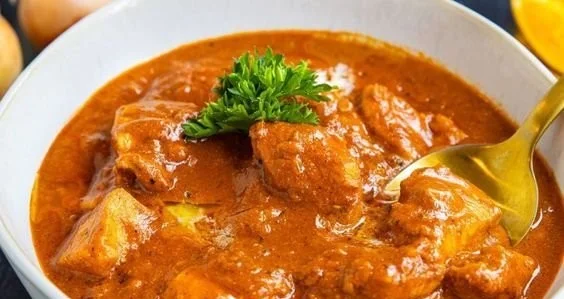 Traditionelles indisches Butter Chicken Gericht mit Reis und Gewürzen