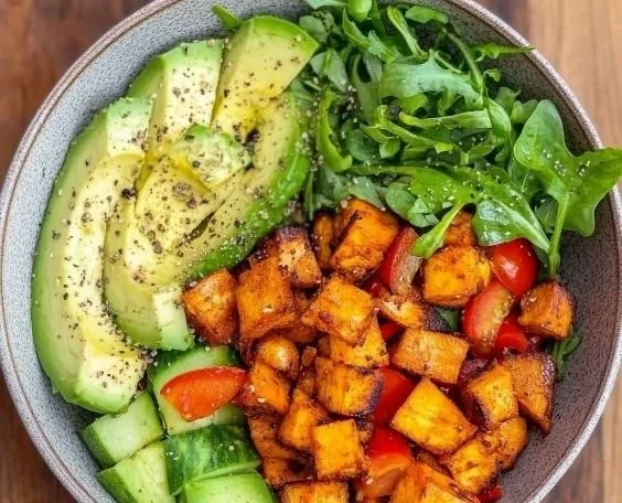 Kartoffel Bowl mit frischem Gemüse und Avocado, gesundes Rezept