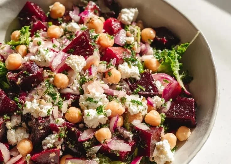 Leckerer Kichererbsen-Rote Bete-Feta Salat frisch zubereitet