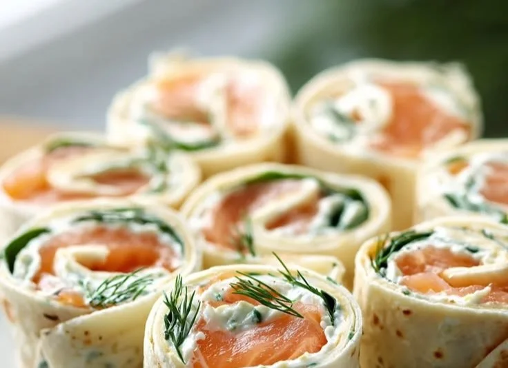 Kleine Räucherlachs Röllchen auf einem Brunch-Tisch serviert