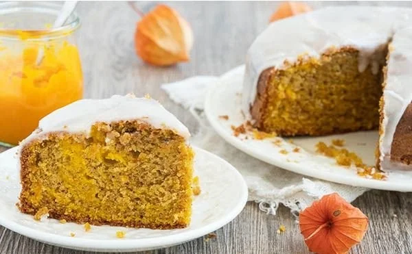 Kürbis-Gewürz-Kuchen auf einem Teller, perfekt für den Herbst