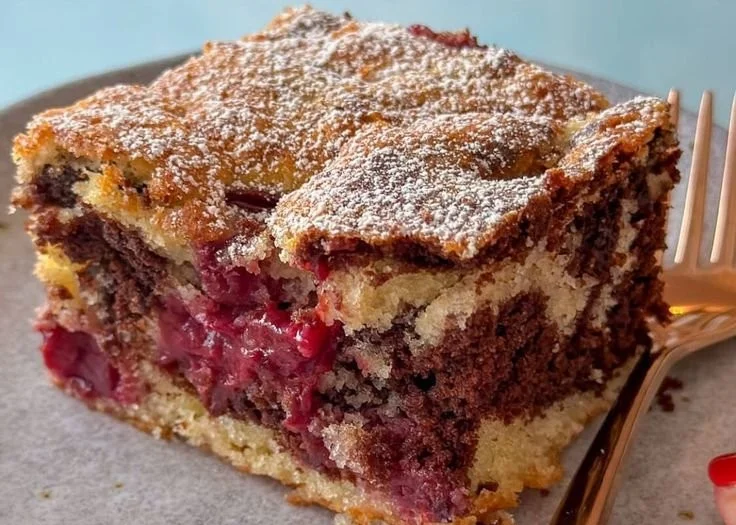 Leckerer Marmorkuchen mit Kirschen auf einem Blech gebacken