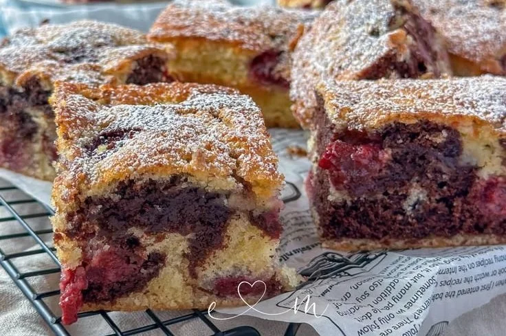 Marmorkuchen mit Kirschen vom Blech