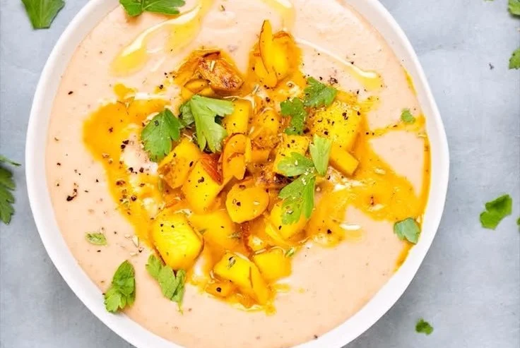 Schüssel mit Maronensuppe und Birnen-Nuss-Topping