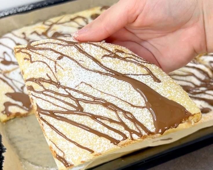 Leckere Ofenpfannkuchen frisch aus dem Ofen serviert