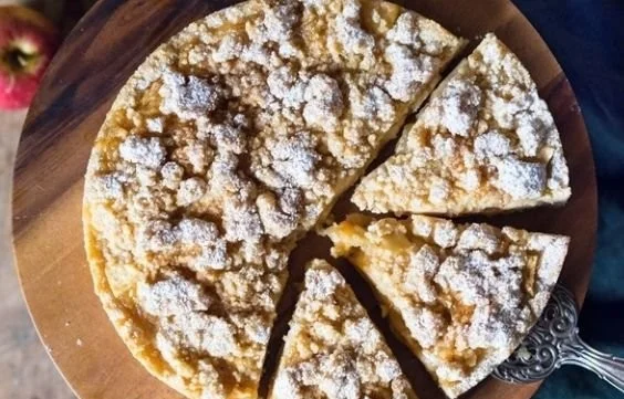 Omas Apfelkompott-Streuselkuchen auf einem Teller, frisch gebacken und appetitlich angerichtet