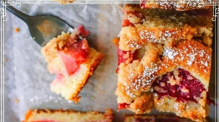 Pflaumenkuchen mit Streuseln nach Omas Rezept auf einem Teller