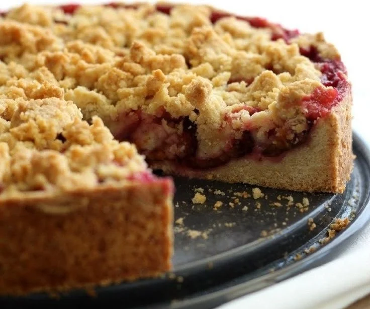 Pflaumenkuchen mit Streuseln, frisch gebacken und appetitlich angerichtet