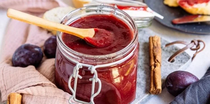 Pflaumenmus nach Omas Rezept in einem Glas, frisch zubereitet.