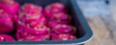 Leckere Rosa Zimtschnecken frisch gebacken auf einem Teller