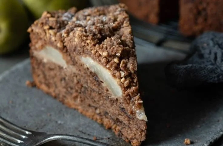 Schokoladen-Birnenkuchen mit Schoko-Streuseln auf einem Teller