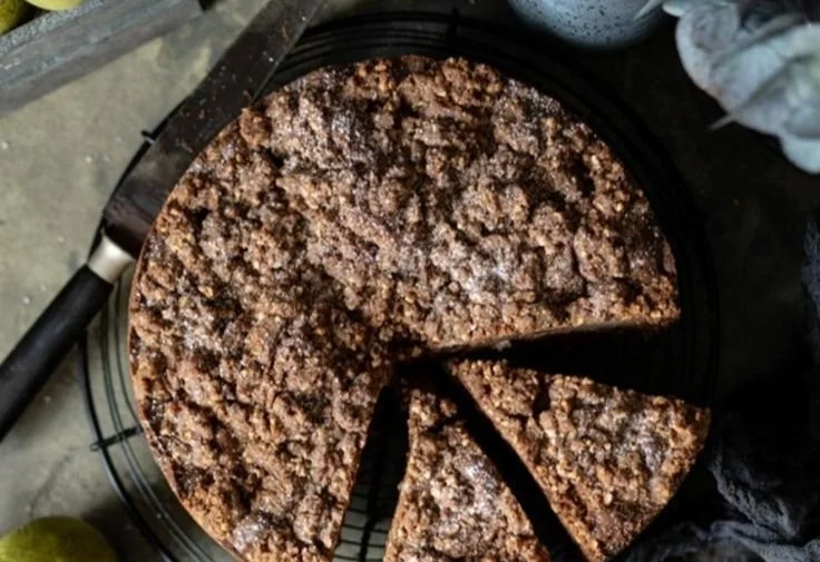 Schokoladen-Birnenkuchen mit Schoko-Streuseln auf einem Teller