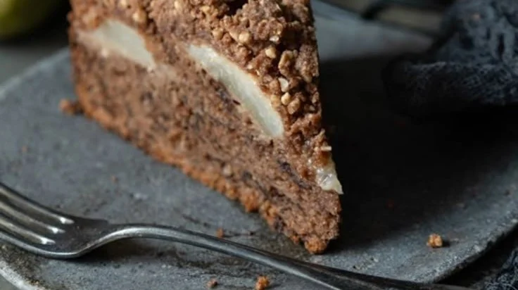 Saftiger Schokoladen-Birnenkuchen mit Schoko-Streuseln