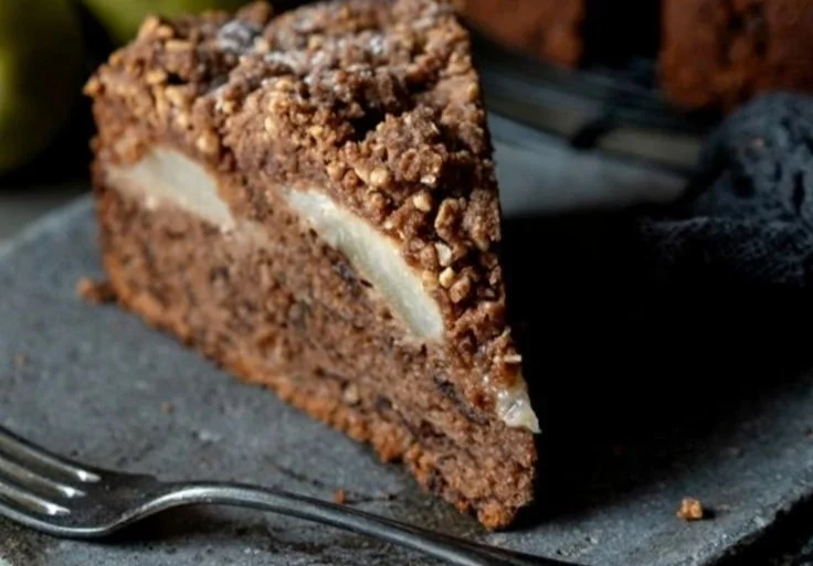 Saftiger Schokoladen-Birnenkuchen mit Schoko-Streuseln