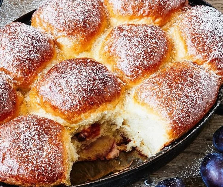 Leckere Zwetschgenbuchteln frisch aus dem Ofen mit saftiger Pflaumenfüllung