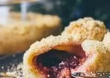 Buttrige und saftige Zwetschgenknödel mit frischen Pflaumen